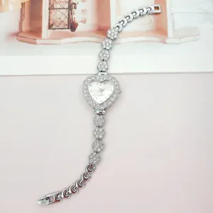 Zilveren hartvormige strass vrouwen quartz horloge met sprankelende kristallen armband en wijzerplaat.