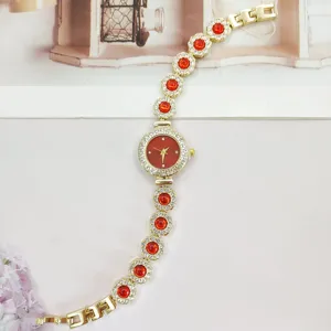 Elegante rote Kristall-Gold-Quartzuhr Armbanduhr Detailansicht für stilvolle Damen