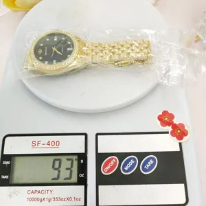 Vista dettaglio orologio quarzo acciaio strass oro, elegante orologio donna quadrante nero.