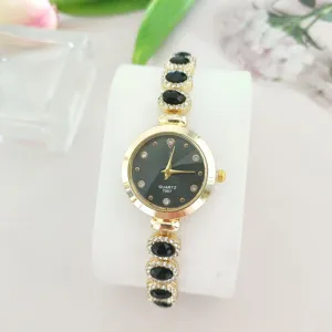 Elegante Damen Quarzarmbanduhr mit schwarzen Kristallen sowie Strass, stilvolles Armband Detail.