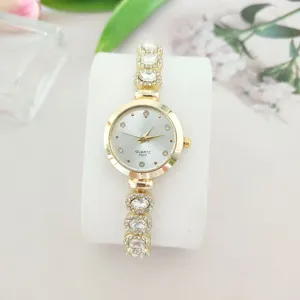 Elegante goldene Damen Quarz Armbanduhr mit Strasssteinen und funkelndem Zifferblatt Stil.