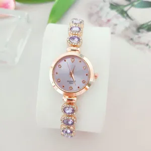Elegante Damen Quarzuhr mit lila Zifferblatt, Strasssteinen und Roségold Armband.