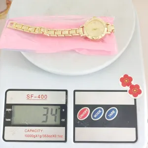 Montre quartz femme en or avec bracelet metal, elegante montre de mode pour tous les jours.