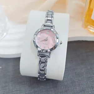 Vue détaillée d'une montre quartz pour femme avec cadran rose et bracelet en métal.