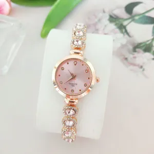 Roségold Damen Quarzarmbanduhr mit rosafarbenem Zifferblatt und Strass-Armband, elegant.