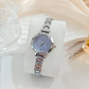 Montre quartz femme élégante avec bracelet en métal argenté et cadran violet style chic
