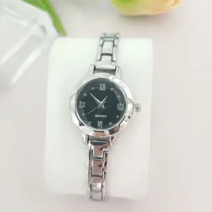 Montre quartz élégante pour femme avec bracelet en métal argenté et cadran noir chic.