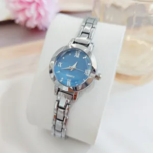 Montre quartz femme avec cadran bleu et bracelet en metal argente pour un style elegant et chic.