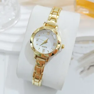 Vue détaillée d'une montre à quartz dorée pour femme avec cadran blanc et chiffres romains.