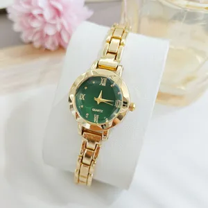 Montre quartz femme dorée élégante en détail avec cadran vert et bracelet fin chic.