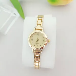 Vue détaillée de la montre quartz dorée pour femme, bracelet métallique élégant, cadran.