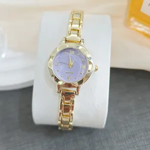 Montre quartz femme minimaliste luxe avec bracelet métal doré et cadran violet élégant.
