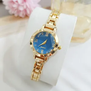 Montre quartz pour femme élégante avec bracelet en métal doré et cadran bleu chic.