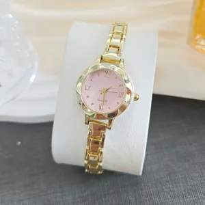 Montre quartz femme élégante avec cadran rose chic et bracelet en métal doré brillant.