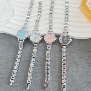 Montre quartz élégante pour femme avec bracelet en chaîne métallique pour le style.