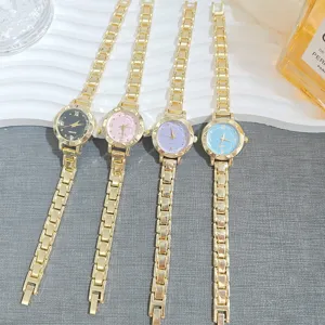 Ensemble montre quartz femme de luxe, élégant bracelet doré avec cadrans colorés tendance.
