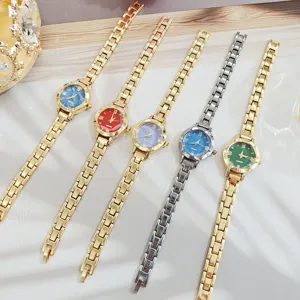 Élégante montre à quartz tendance pour femme avec bracelet fin et petit cadran minimaliste.
