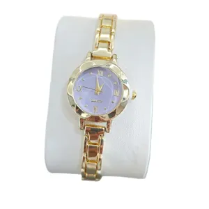 Montre quartz pour femme dorée avec cadran violet et bracelet élégant style tendance.