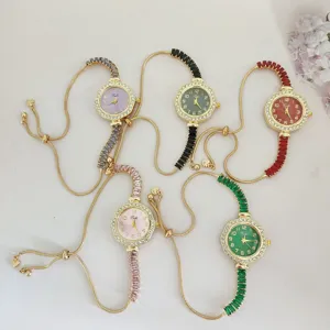 Reloj de cuarzo elegante para mujer con bisel de cristal y pulsera ajustable de moda.