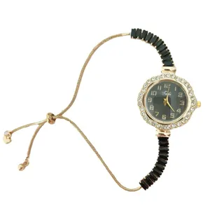 Reloj de cuarzo para mujer con pedreria y pulsera ajustable, esfera negra elegante.