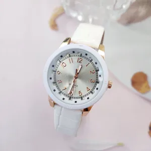 Nahaufnahme einer minimalistischen Damenuhr mit weißem Lederarmband und roségoldenem Gehäuse.