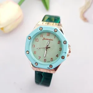 Primo plano dettagliato dell'orologio al quarzo verde con cuore e lunetta ottagonale.