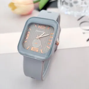 Montre quartz carrée en silicone gris avec chiffres or rose, style étudiant tendance.