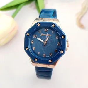 Dettaglio in primo piano dell'orologio al quarzo blu con lunetta ottagonale e quadrante.