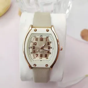 Elegante Damenuhr mit Tonnenzifferblatt, roségoldenem Gehäuse und beigem Lederarmband.