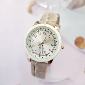 Detailansicht der Damen Quarzarmbanduhr mit strukturiertem Armband und Zifferblatt.