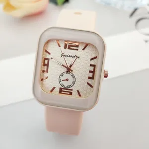 Gros plan détaillé d'une montre à quartz carrée avec bracelet en silicone rose et chiffres.