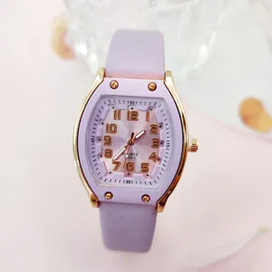 Detailansicht der Damen Freizeituhr Quarzuhr mit lila Armband und tonnenförmigem Gehäuse.