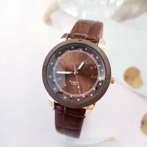 Damen Quarzarmbanduhr mit braunem Lederarmband und klassischem Zifferblatt für den Alltag.