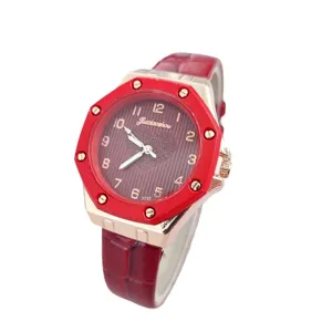 Elegante orologio da donna al quarzo rosso con cinturino in pelle e quadrante a cuore.