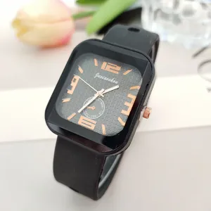 Montre quartz carrée en silicone tendance pour hommes et femmes avec cadran texturé.
