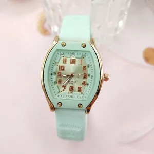 Mode Casual Damen Quarzuhr Tonneau Form Legierungsgehäuse Mit Silikon Kunstlederarmband Arabische Ziffern Zifferblatt Armbanduhr Für Studenten Damen