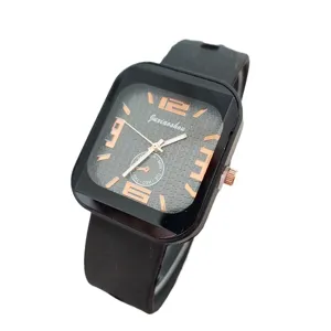 Montre à quartz carrée noire pour hommes et femmes avec bracelet en silicone et chiffres.