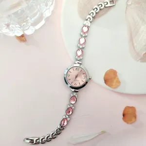 Elegante Damen Quarzuhr mit rosa Kristall Strass Armband filigrane Detailansicht