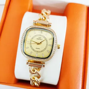 Detalle de reloj de cuarzo para mujer con bisel cuadrado de diamantes y correa de cadena.