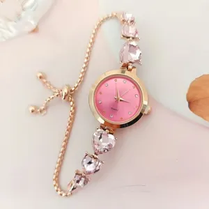 Detailaufnahme der roségoldenen Damenuhr Quarzuhr mit rosa Kristall Herz Armband.