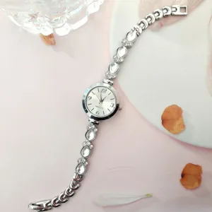 Detailaufnahme Damen Quarz Armbanduhr mit Strass Steinen, glänzendes edles Schmuck Armband Design.