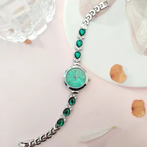 Exquisites Detail der grünen Edelstein Quarzuhr, glitzernde Strass Armbanduhr für Damen.