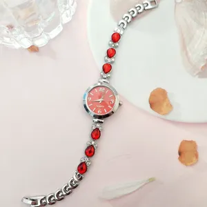 Elegante Damen Quarz Armbanduhr mit roten Tropfenkristallen, stilvolles Mode Uhren Detail.