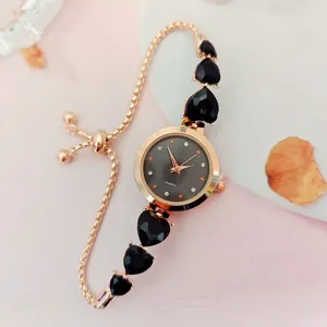 Roségold Quarz Damen Uhr mit schwarzen Herz Kristallen und elegantem Zifferblatt Detail.