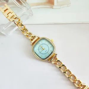Reloj elegante para mujer con esfera cuadrada azul claro y correa de cadena dorada.