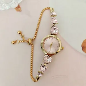 Detailansicht der Damen Quarzuhr, rosa Herz Kristall Armband Kette, eleganter Modestil.