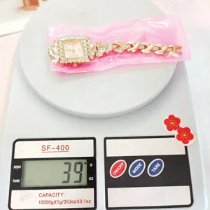 Orologio da donna quadrato con strass in dettaglio, design elegante con bracciale.