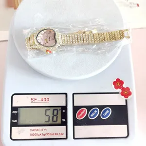 Detailansicht der herzförmigen Damen Quarz-Strassuhr, elegantes goldenes Armbanduhrenmodell.