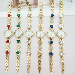 Goldene Damen Quarz Armbanduhr mit bunten Kristallsteinen, elegantes Detail Design.
