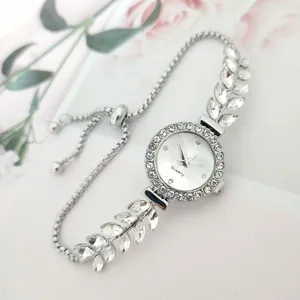 Gedetailleerde close-up van zilveren strass blad quartz horloge armband met schuifketting.